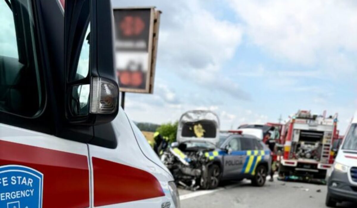 Policajti sa čelne zrazili s osobným autom, 78-ročný vodič nehodu neprežil – VIDEO, FOTO