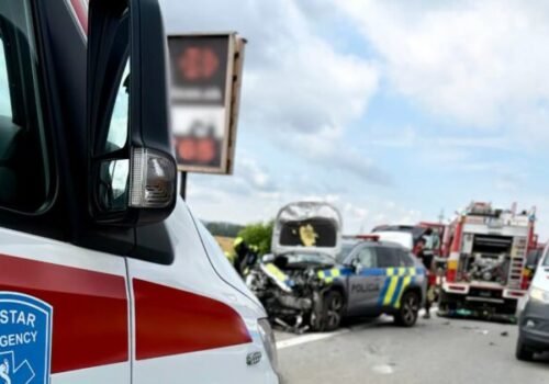 Policajti sa čelne zrazili s osobným autom, 78-ročný vodič nehodu neprežil – VIDEO, FOTO