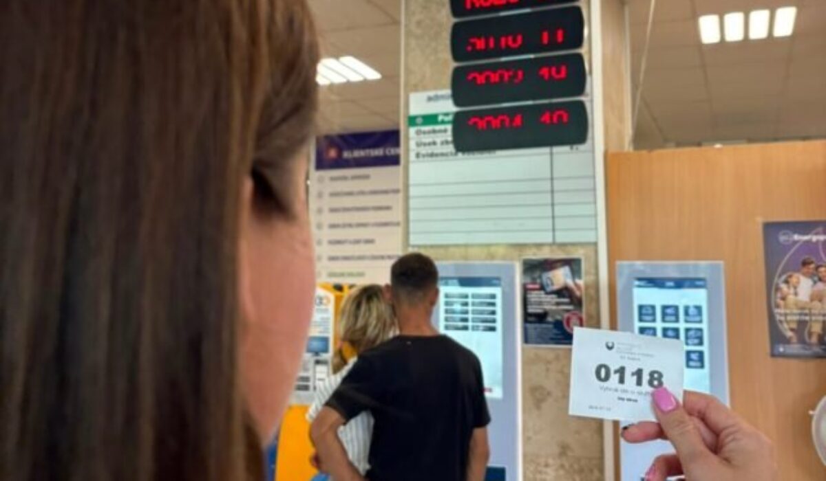 Okresný úrad Košice má novú službu, ktorá klientom umožňuje aj na diaľku sledovať poradie a čas čakania