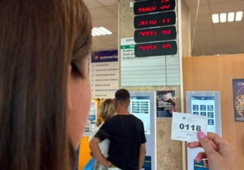 Okresný úrad Košice má novú službu, ktorá klientom umožňuje aj na diaľku sledovať poradie a čas čakania