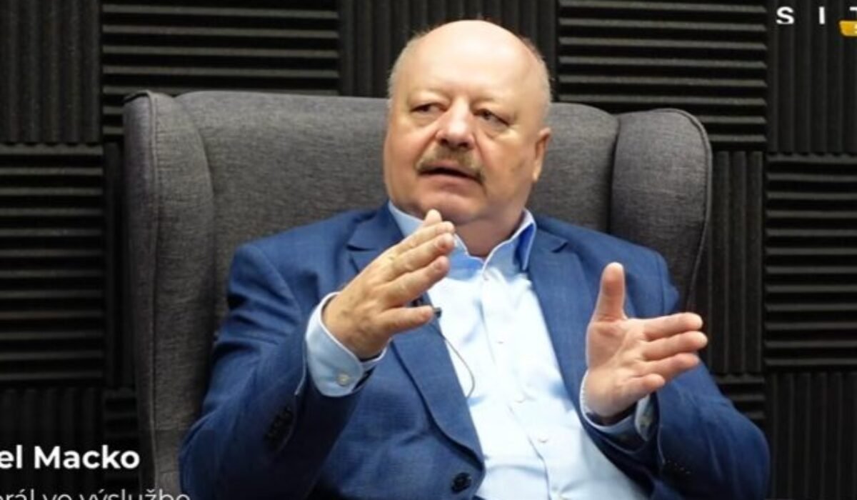 Progresívci sa rozhodli pritvrdiť v komunikácii. Výsledok je, že Uhrík je populárnejší od Šimečku, kritizuje generál Macko