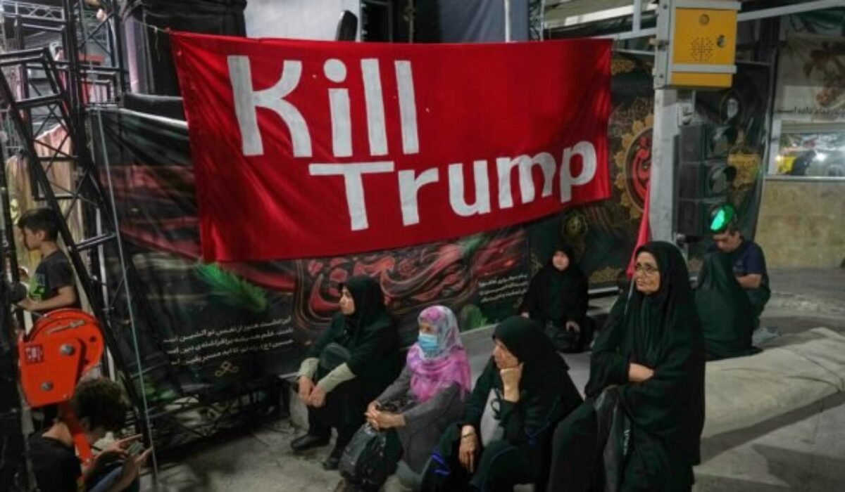 Irán hrozí rozsiahlym útokom, boje sa rozšírili na americké základne v regióne