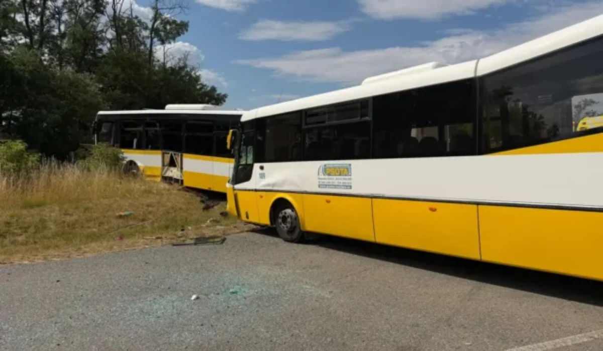 Pri Znojme sa čelne zrazili dva linkové autobusy, zranilo sa približne 40 ľudí