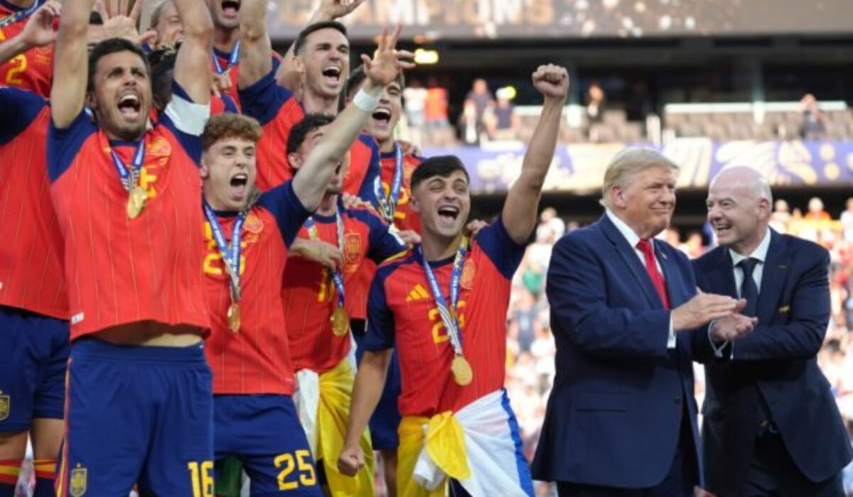 To isté urobil aj pred rokom. Trump opäť ostal na pódiu a prakticky oslavoval triumf na MS s hráčmi Španielska – VIDEO