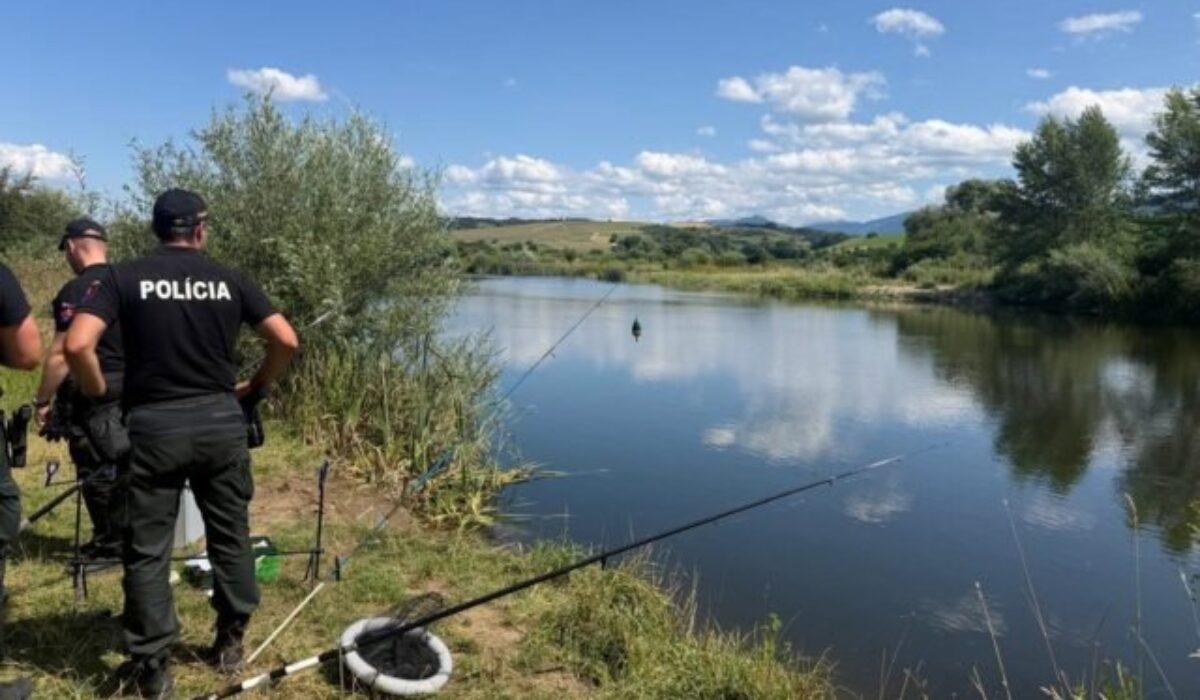 Polícia našla v jazere pri Ružomberku mŕtveho muža, naďalej pátra po jeho kamarátovi – FOTO