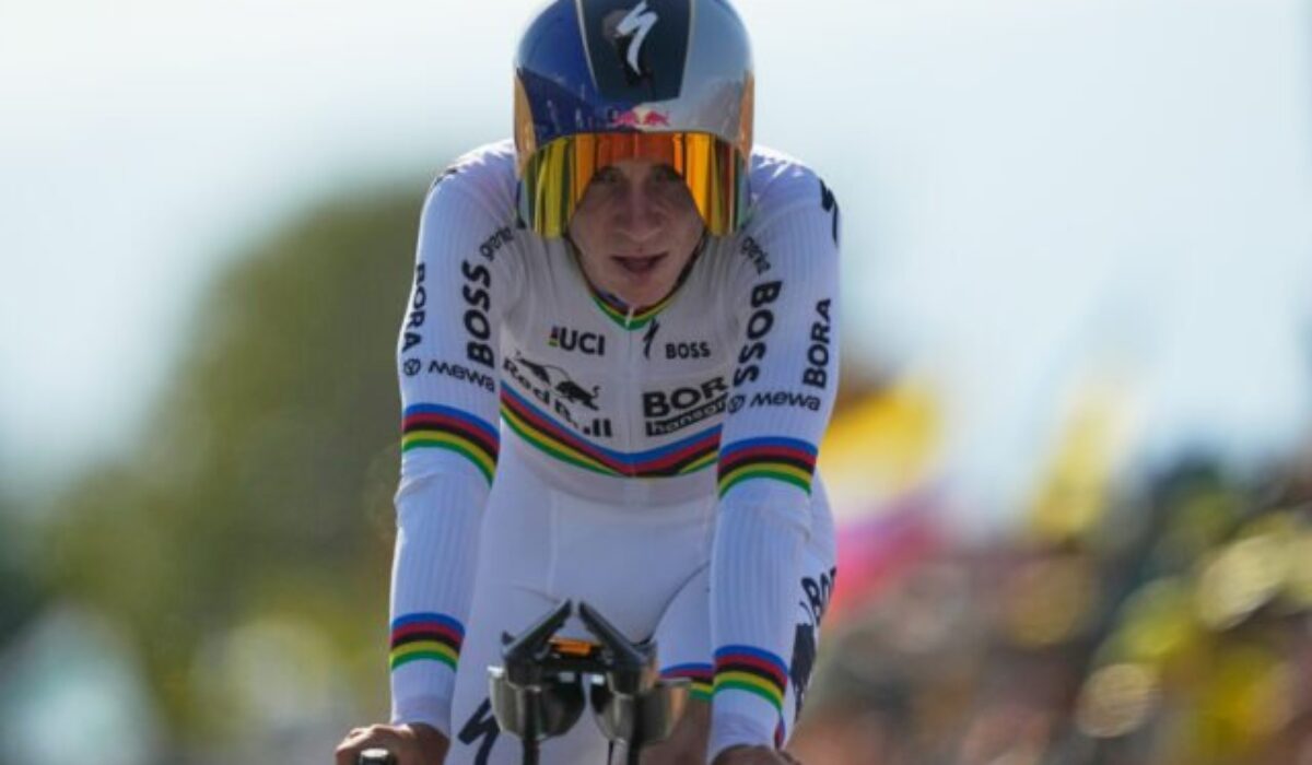 Evenepoel ovládol časovku na Tour de France, z náskoku Pogačara ukrojil cenné sekundy
