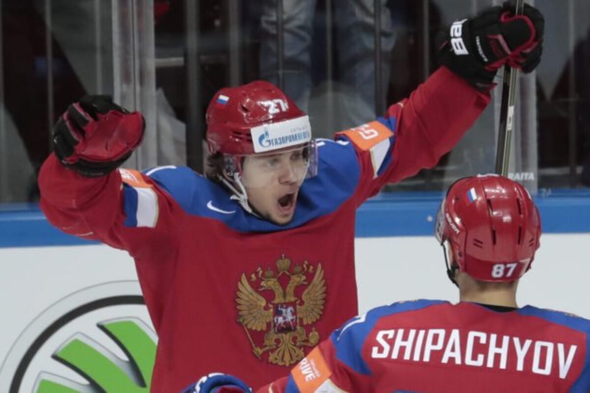 45648_russia_hockey_worlds-09bb703046e041019fcf6ccc5229165e-640x420.jpeg Neobvyklé riešenie na zahnanie zdravotného problému. Panarin počas zápasu pije whisky – VIDEO