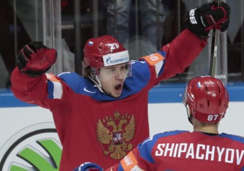 Neobvyklé riešenie na zahnanie zdravotného problému. Panarin počas zápasu pije whisky – VIDEO