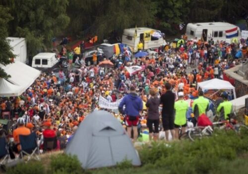 Holanďania v pelotóne Tour de France snívajú o slávnom oslňujúcom mieste pri stúpaní na Alpe d’Huez – VIDEO