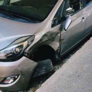 45670_nehoda-2-640x420.jpg Osobné auto skončilo po zrážke v Košiciach v priestore zastávky MHD, do nemocnice previezli dieťa – FOTO