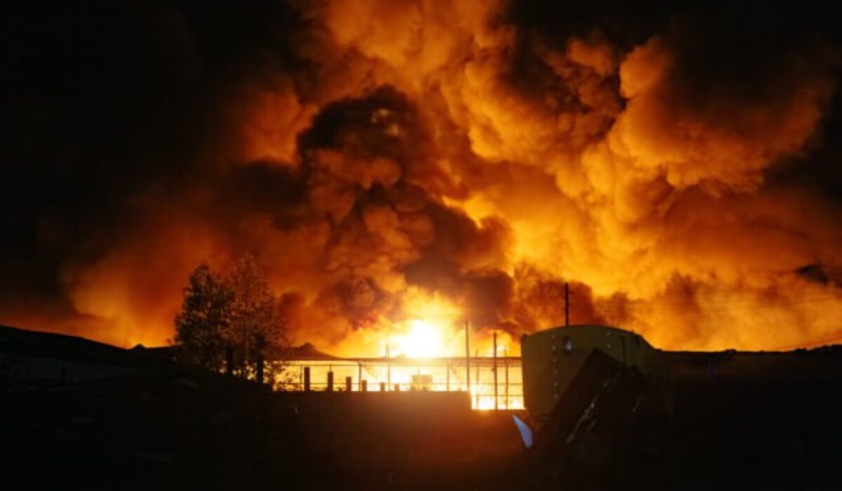 Ukrajinské drony zasiahli sklad pri Petrohrade, po útoku vypukol požiar