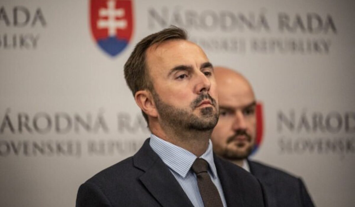 45760_669505593ffaf444196060-640x420.jpg Kišš upozornil na premrštené platy asistentov poslancov Hlasu, koaličná strana obvinenia progresívcov odmieta