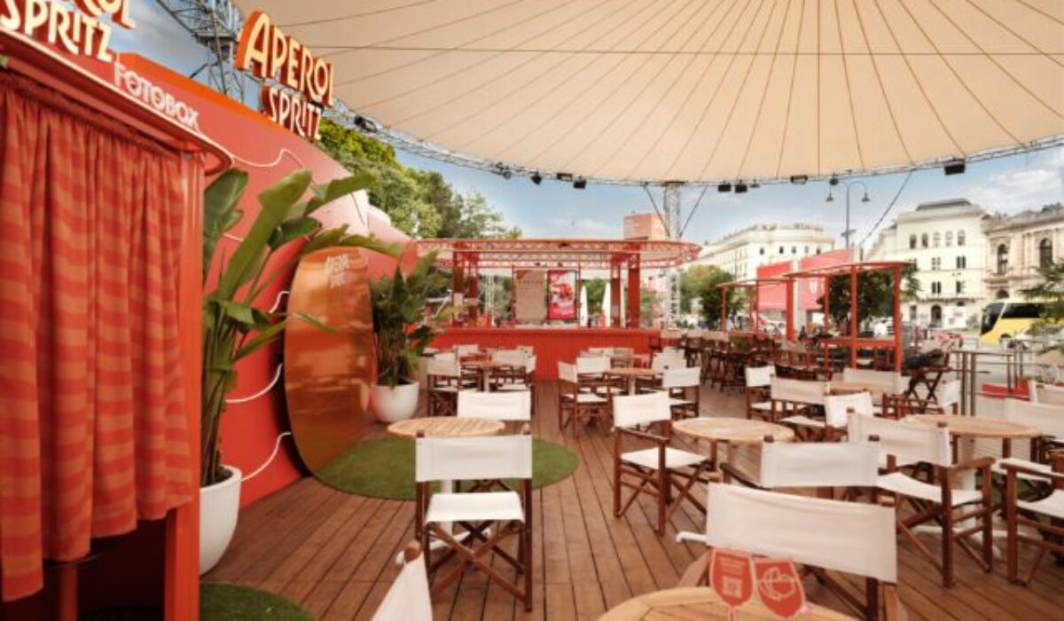 45766_01_aperol-spritz-piazza_zum-jubilaeum-praesentiert-sich-der-sommer-hotspot-neu_c_dragan-dok-640x420.jpg Kúsok Talianska len hodinu od Bratislavy. Vo Viedni opäť ožíva Aperol Spritz Piazza