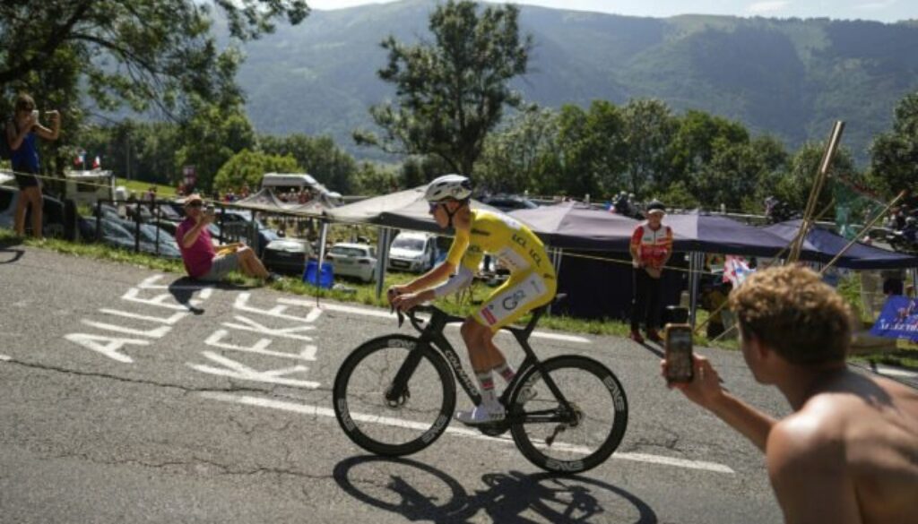Pogačar vytvoril rekord na alpe d’huez a výrazne zvýšil náskok na tour de france