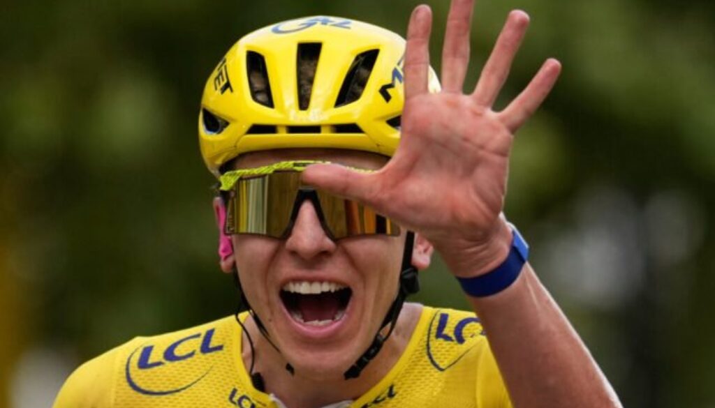 Tadej pogačar vyrovnal rekord piatym triumfom na tour de france