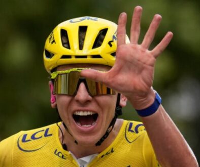Tadej pogačar vyrovnal rekord piatym triumfom na tour de france