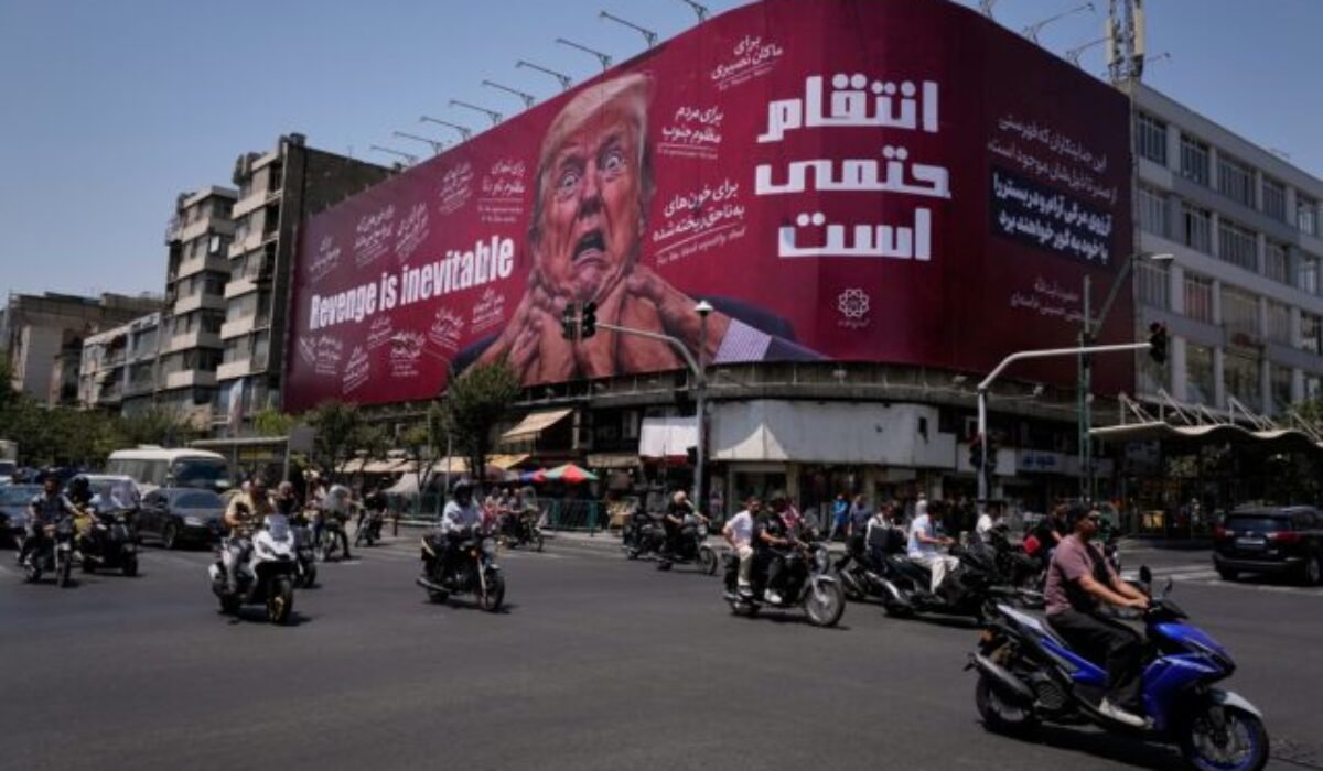 Top foto dňa (27. júl 2026): Bilboard Trumpa, lesný požiar, prezident SR v Číne a dievča na hojdačke