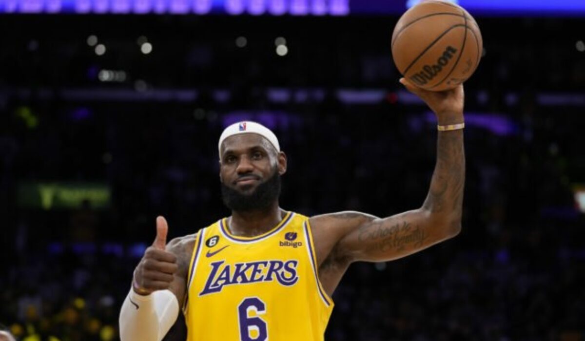 LeBron James oficiálne podpísal zmluvu s Philadelphiou 76ers, v klube snívajú o titule