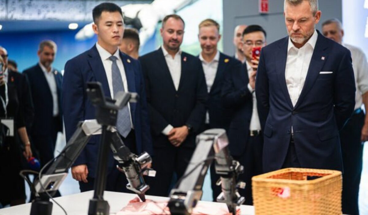 Pellegrini navštívil v Pekingu aj technologické centrum, zaujali ho najmä roboty používané v zdravotníctve
