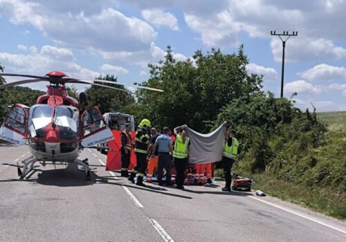 Mladý motorkár spadol pri predbiehaní na vozovku, následne sa jeho motocykel zachytil o koleso protiidúcej dodávky