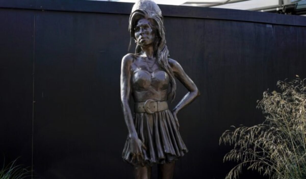 Otec Amy Winehouse musí po prehratom spore zaplatiť jej priateľkám takmer milión libier