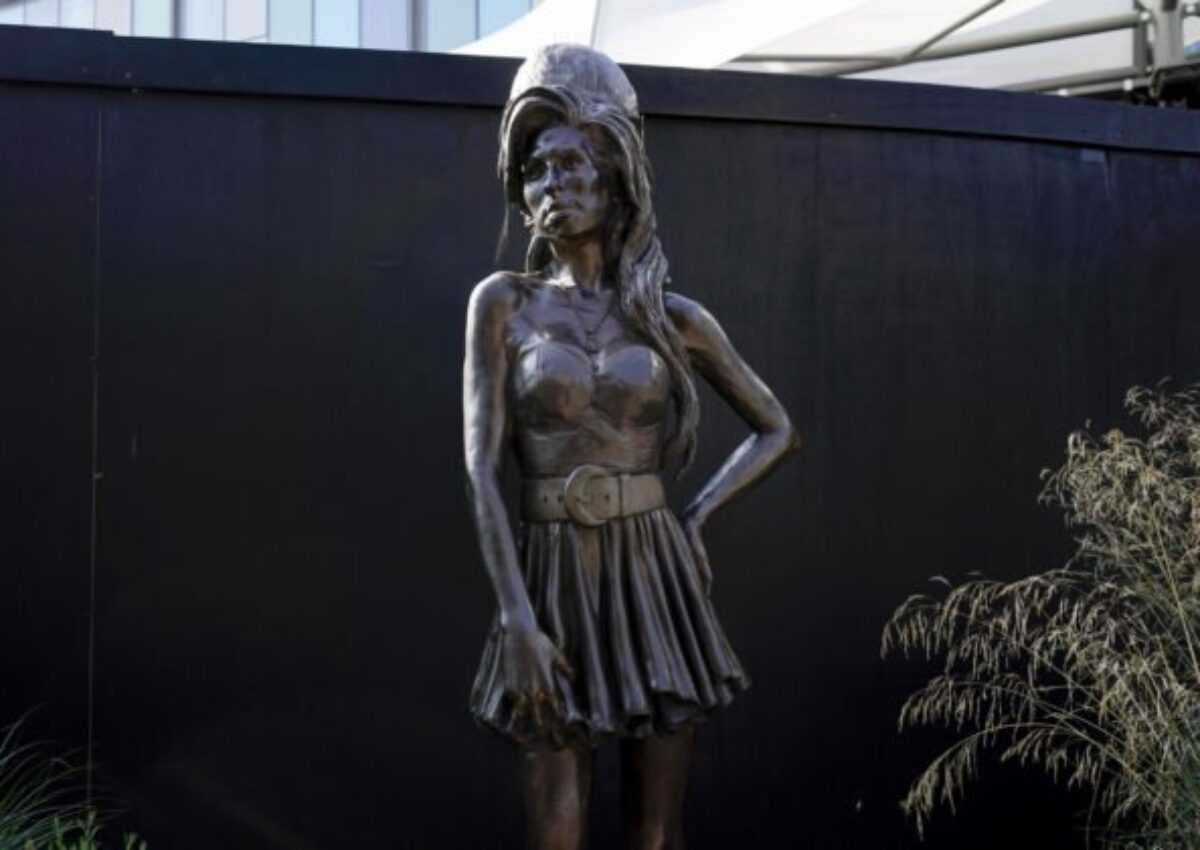 46128_britain_amy_winehouse_26460-28f948e7dc5347fdac831455a979030a-640x420.jpg Otec Amy Winehouse musí po prehratom spore zaplatiť jej priateľkám takmer milión libier