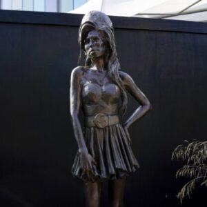 46128_britain_amy_winehouse_26460-28f948e7dc5347fdac831455a979030a-640x420.jpg Otec Amy Winehouse musí po prehratom spore zaplatiť jej priateľkám takmer milión libier