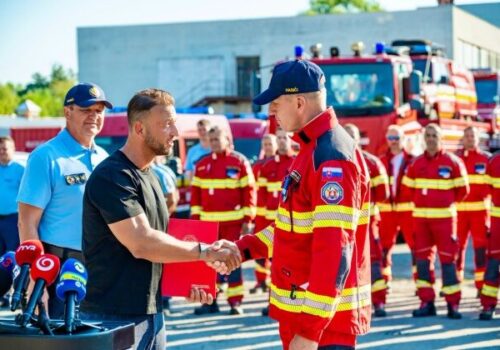 Šutaj Eštok odprevadil slovenských hasičov a záchranárov do Francúzska, pridajú sa k boju s požiarmi – VIDEO, FOTO