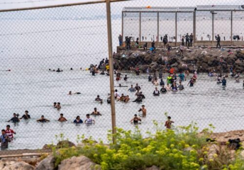 Top foto dňa (31. júl 2026): Migranti, útulok pre rodiny, vojenský útok, protest a dráhová cyklistika
