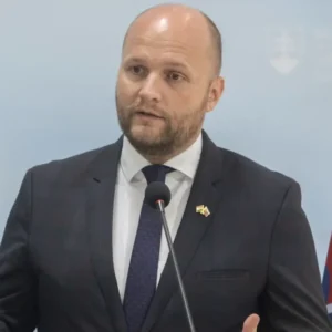Naď útočí na Ficovu vládu: „Oni makajú na lajkoch, my sme mali odborníkov!“