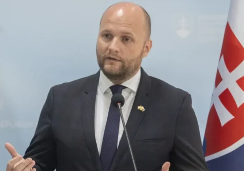 Naď útočí na Ficovu vládu: „Oni makajú na lajkoch, my sme mali odborníkov!“