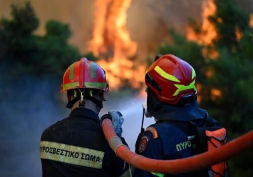 Pri zrážke hasičských vrtuľníkov zahynuli v Grécku dvaja piloti, krajinu sužujú rozsiahle požiare
