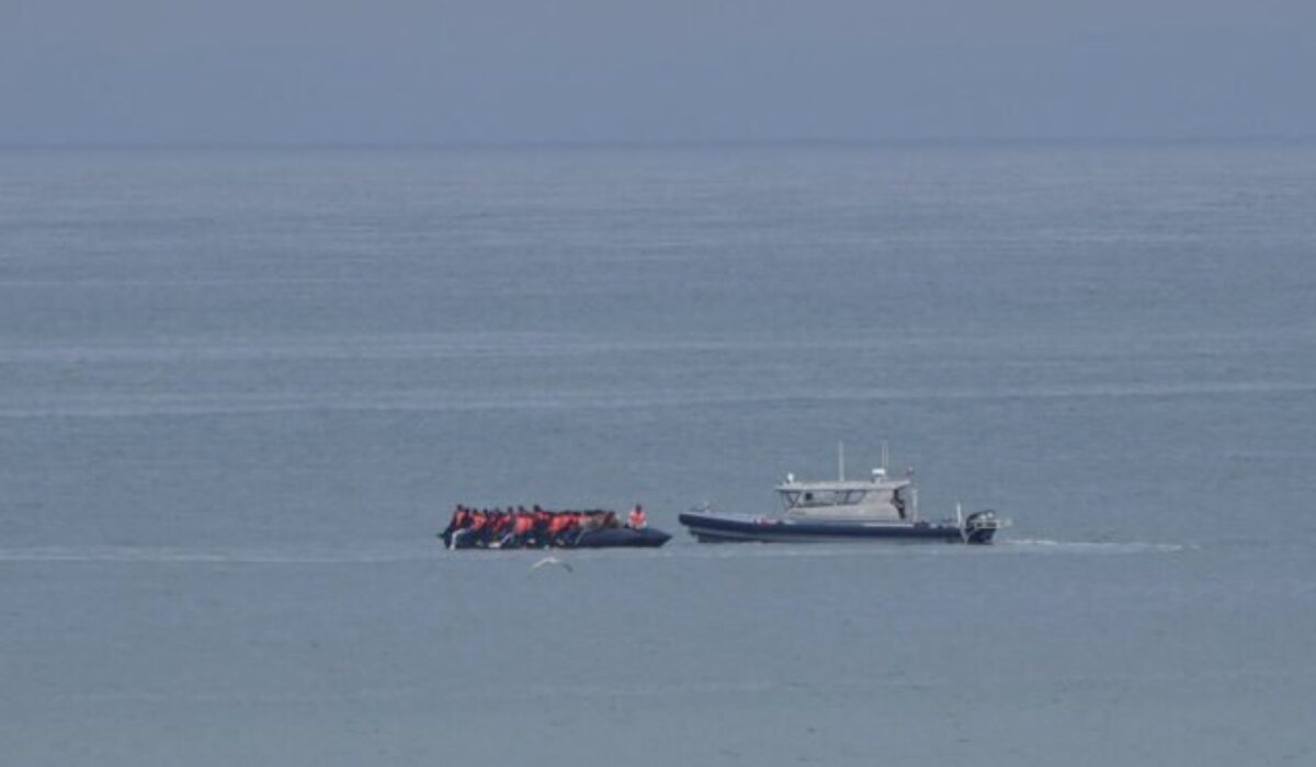 Z horiaceho člna v Lamanšskom prielive zachránili takmer 160 migrantov