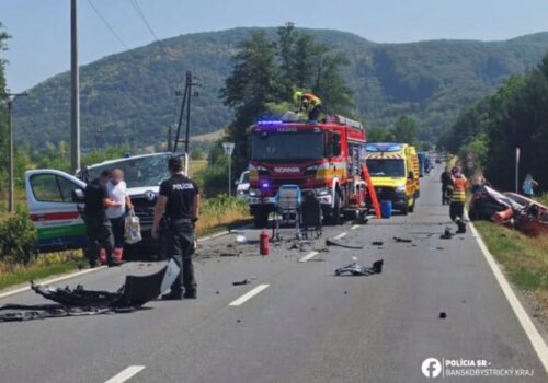 Po zrážke osobného auta s dopravnou zdravotnou službou skončili všetci účastníci nehody v nemocnici