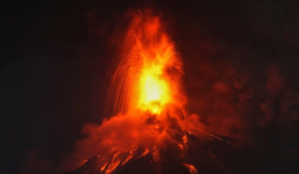 Top foto dňa (4. august 2026): Erupcia sopky Fuego, obnova Kozej ulice, stehlíky a extrémne počasie