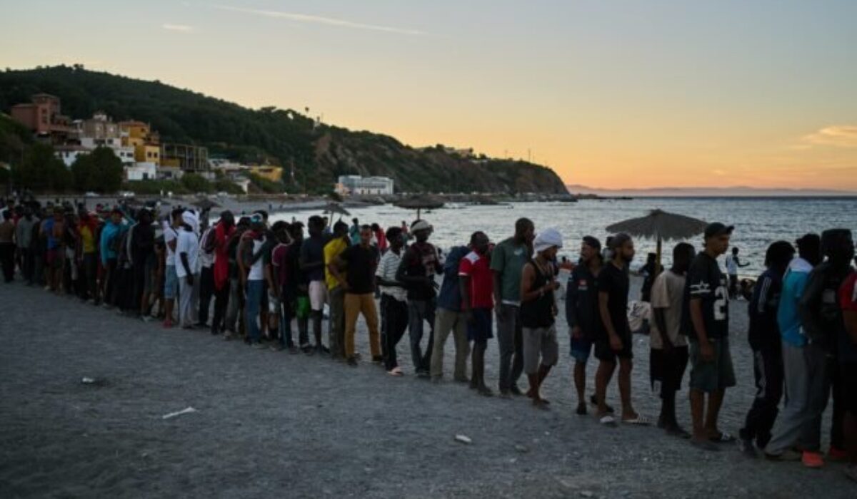 Španielske médiá tvrdia, že medzi migrantmi v Ceute identifikovali podozrivých džihádistov