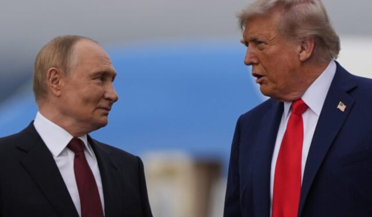 Rok po summite Trumpa s Putinom sa „duch Anchorage“ vytratil, vojna namiesto mieru eskaluje