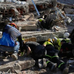 47129_colombia_earthquake_65884-640x420.jpg Zemetrasenie v Kolumbii zmenilo Pereiru na „mesto duchov“, dochádzajú potraviny a deti spia na ulici