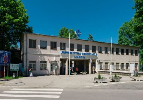 V Univerzitnej nemocnici v Martine nahlásili bombu, všetky operácie boli pozastavené
