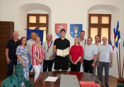 Obec Budimír má historicky prvého čestného občana, je ním hokejista Juraj Slafkovský – FOTO