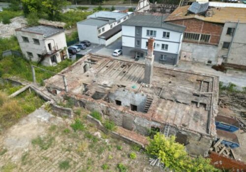Banská Bystrica začala s opravou strechy dielní v Medenom hámri – FOTO
