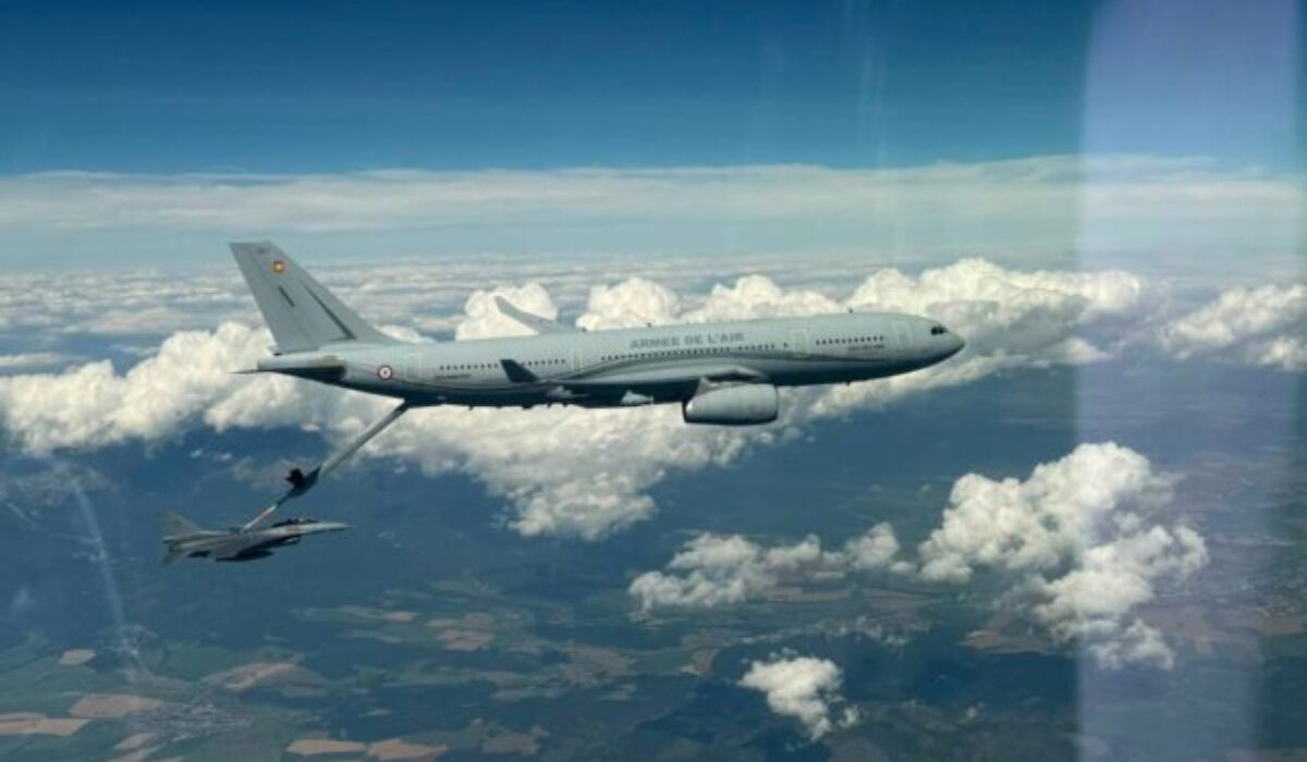 Historický moment pre stíhačky F-16, prvýkrát tankovali za letu nad územím Slovenska – FOTO