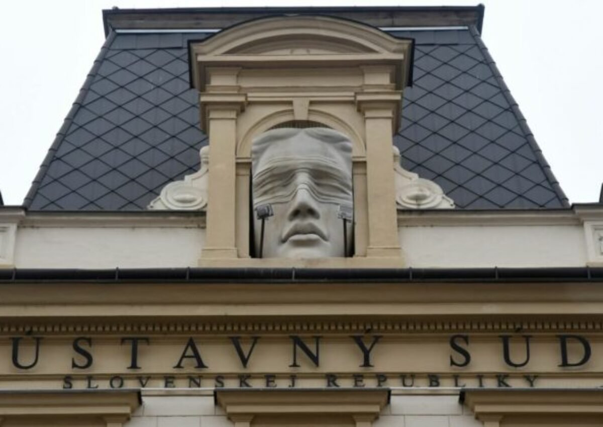 Ústavný súd sa obrátil na Európsky súdny dvor s prejudiciálnou otázkou, týka sa manželstiev osôb rovnakého pohlavia