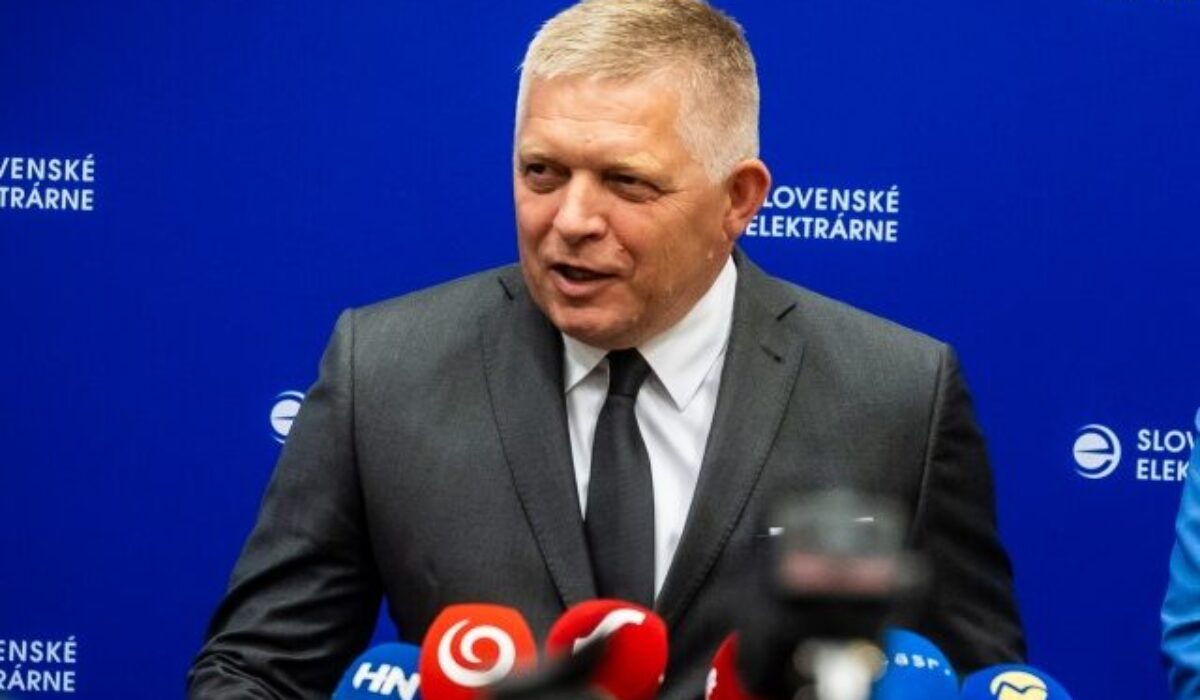 Po slovách Fica sa mal každý v miestnosti postaviť a odísť a viac si s ním nepodať ruku, kritizuje politológ Štefančík vyjadrenie premiéra