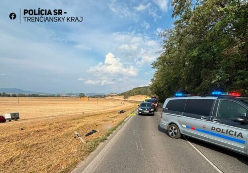 Motorkár po zrážke s autom skončil v nemocnici, vodič bol na mieste podrobený dychovej skúške – FOTO
