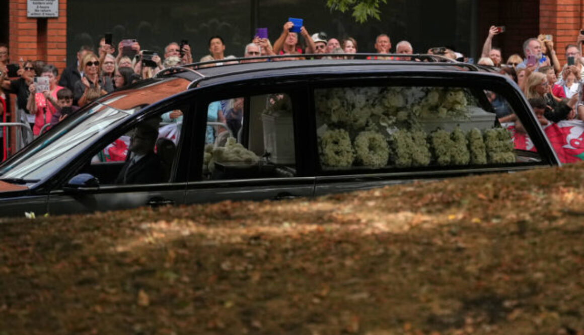 47685_britain_bonnie_tyler_funeral__9_53-640x420.jpg