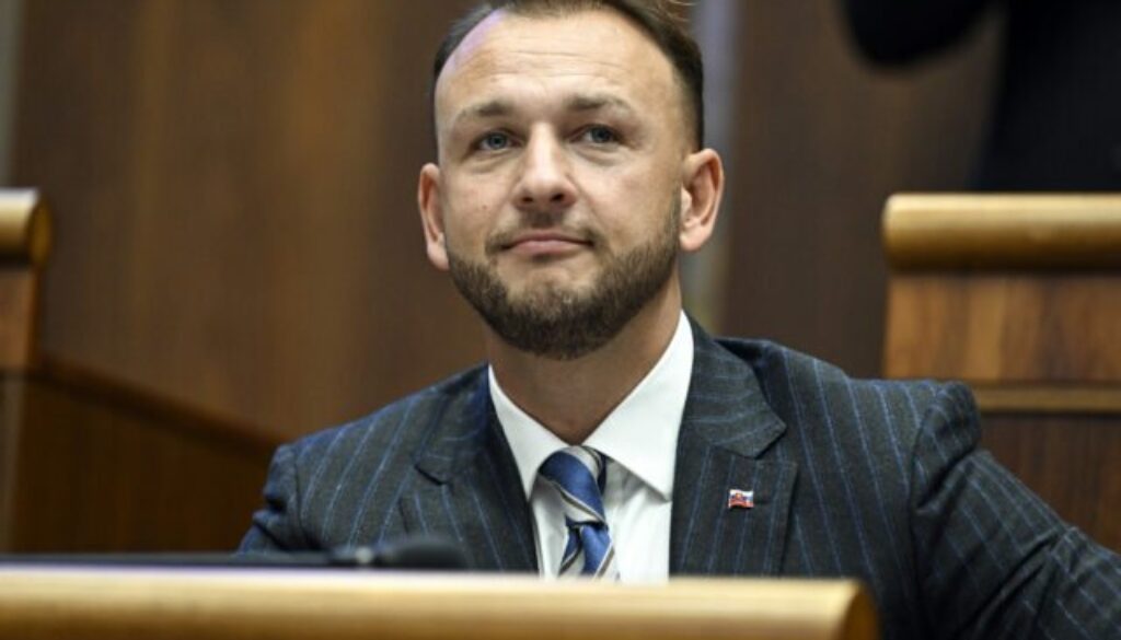 Odstúpenie šutaja eštoka požadujú petíciou aj mimovládky zastavme korupciu, mier ukrajine a infosecurity.sk