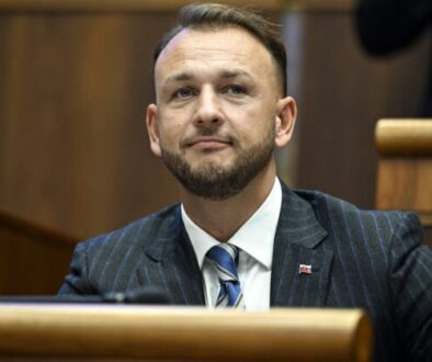 Odstúpenie šutaja eštoka požadujú petíciou aj mimovládky zastavme korupciu, mier ukrajine a infosecurity.sk