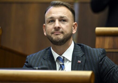 Odstúpenie Šutaja Eštoka požadujú petíciou aj mimovládky Zastavme korupciu, Mier Ukrajine a Infosecurity.sk