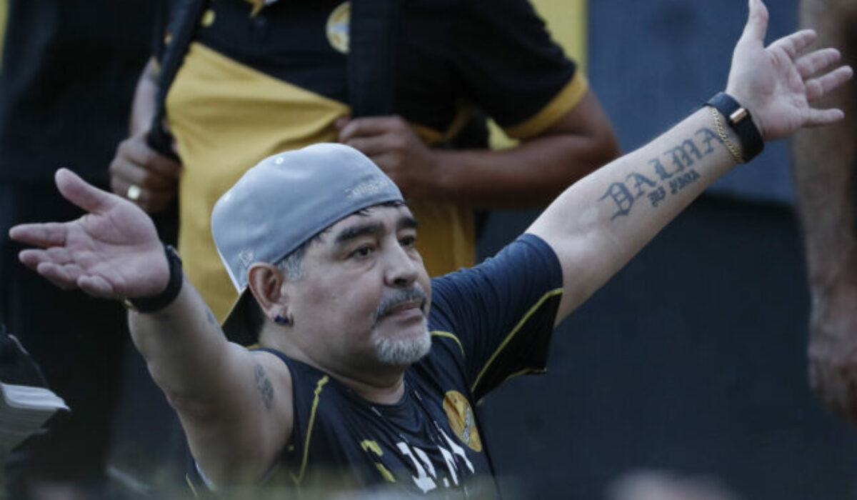 Lekári legendárneho Maradonu prehliadli varovný znak zlyhávania obličiek, vypovedal odborník